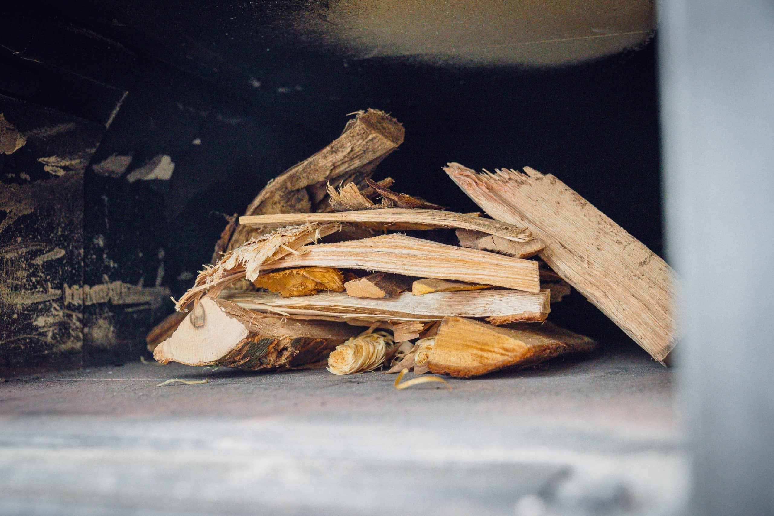 Holz gestapelt im Ofen