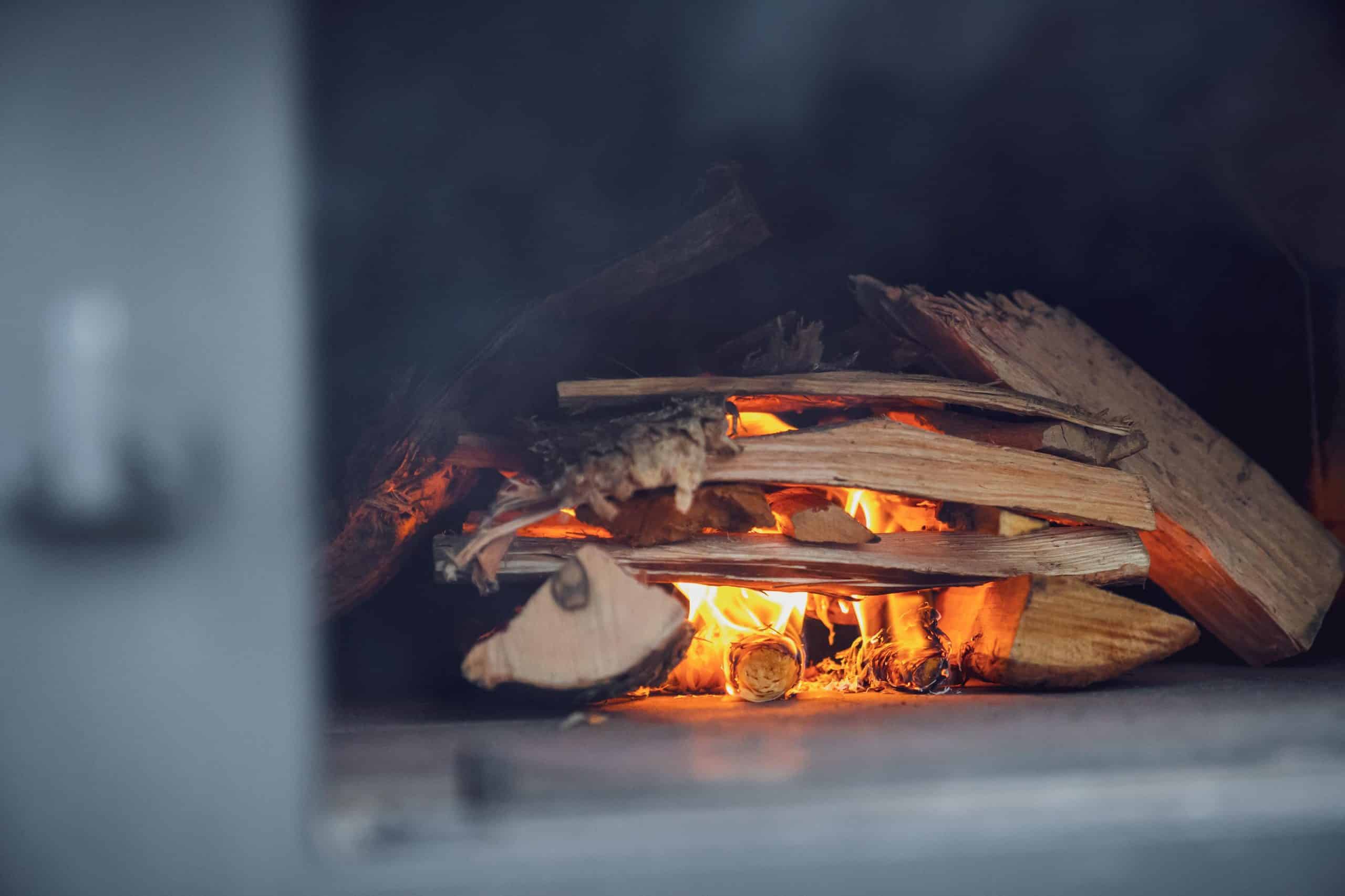 Brennendes Holz im Holzbackofen