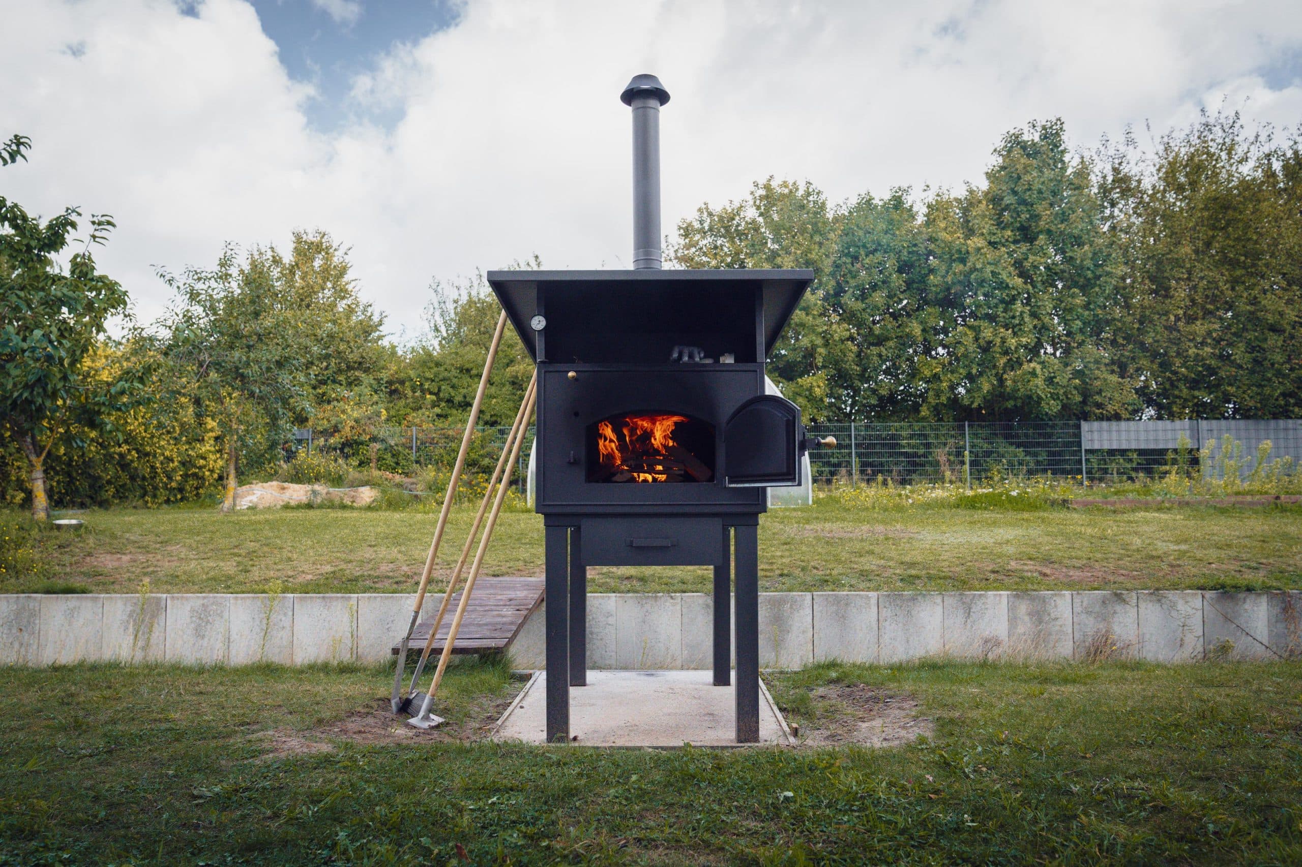 Ein Holzbackofen im Garten