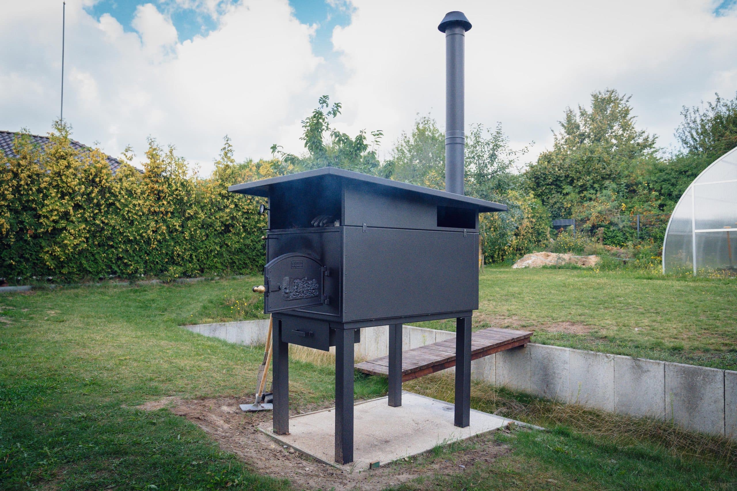 Der Holzbackofen qualmt im Garten