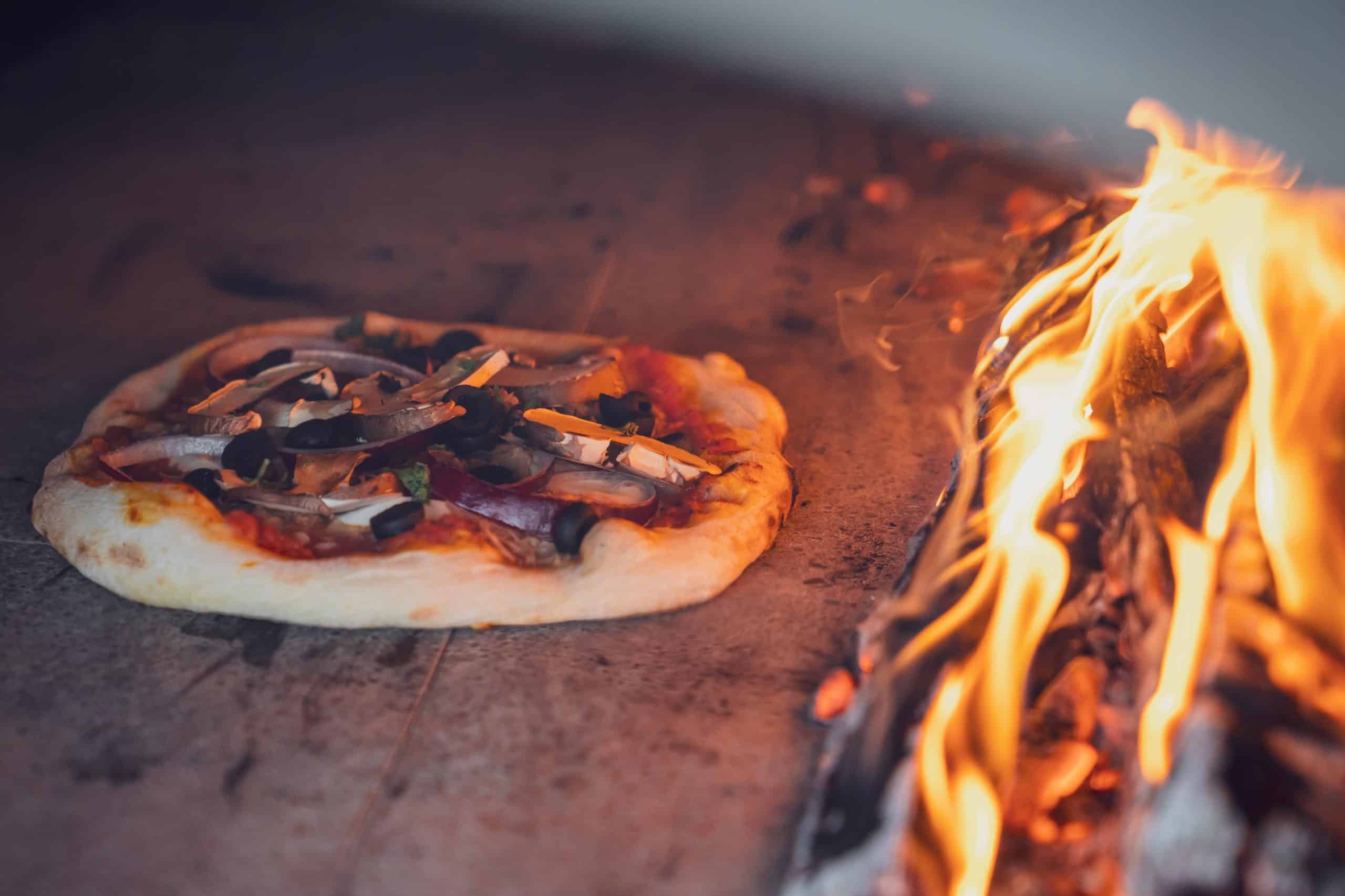 Pizza wird von den Flammen geküsst