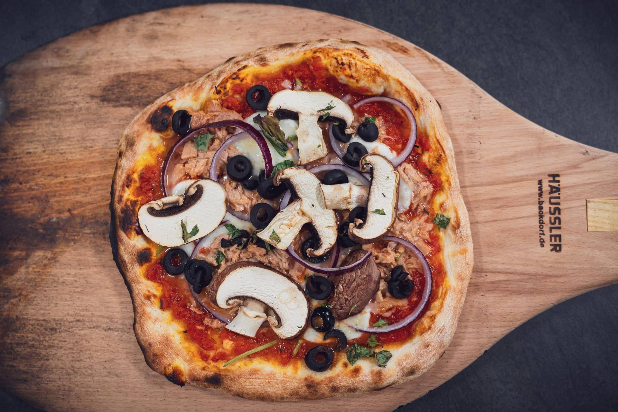 Fertige Pizza auf dem Holzschieber