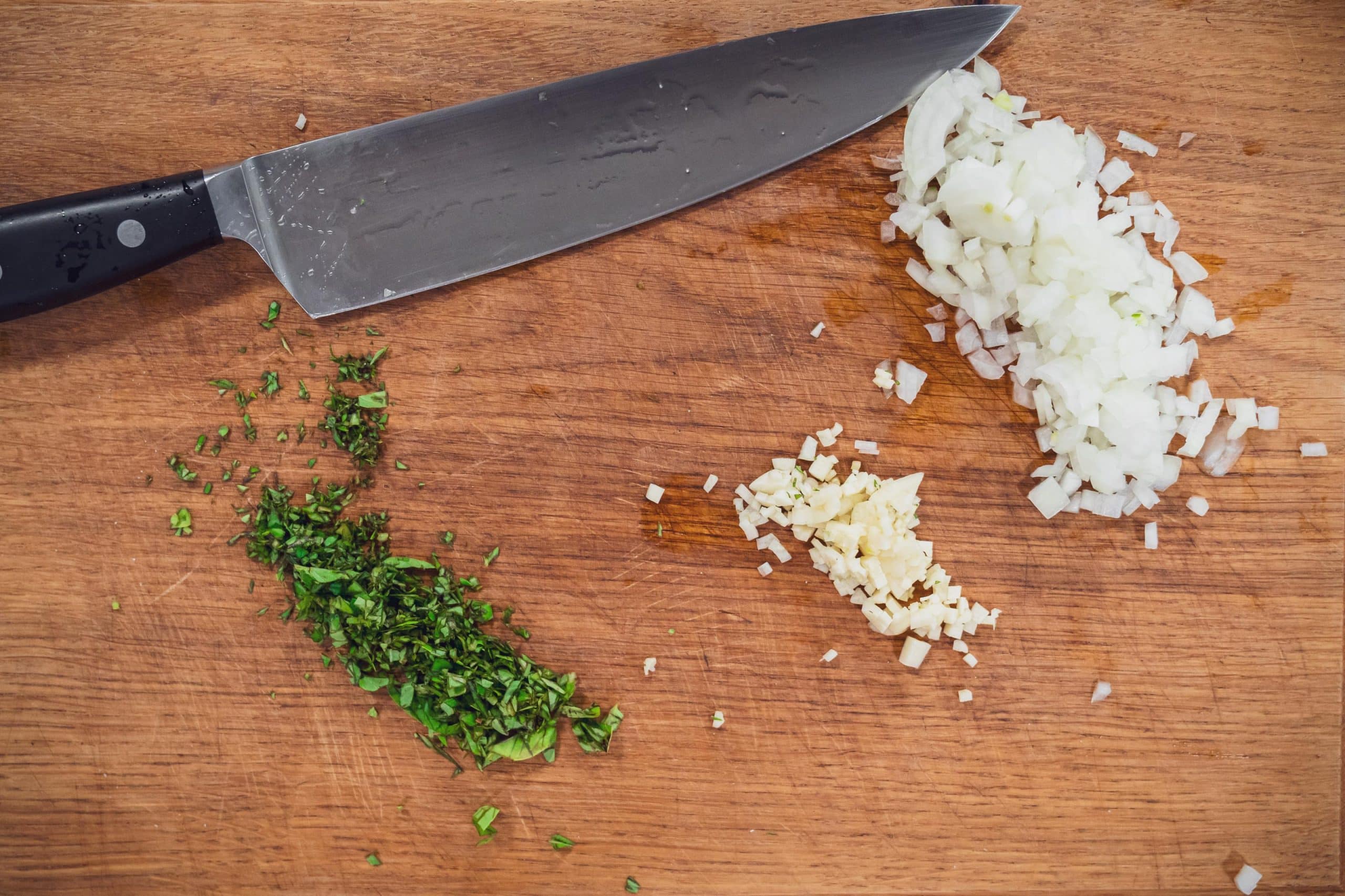 Frisch gehackter Knoblauch mit Zwiebeln und Basilikum