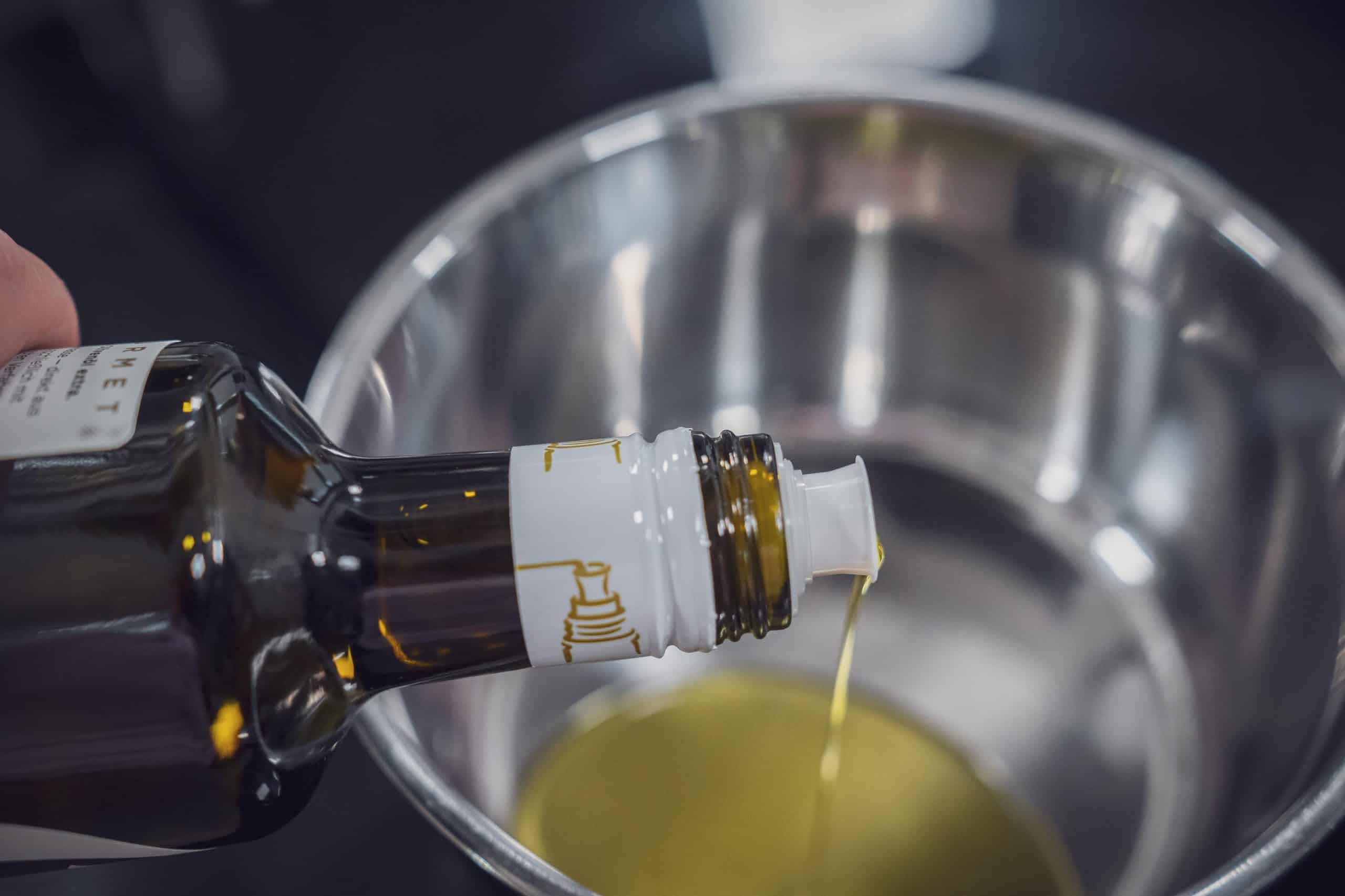 Olivenöl wird in den Topf gegeben