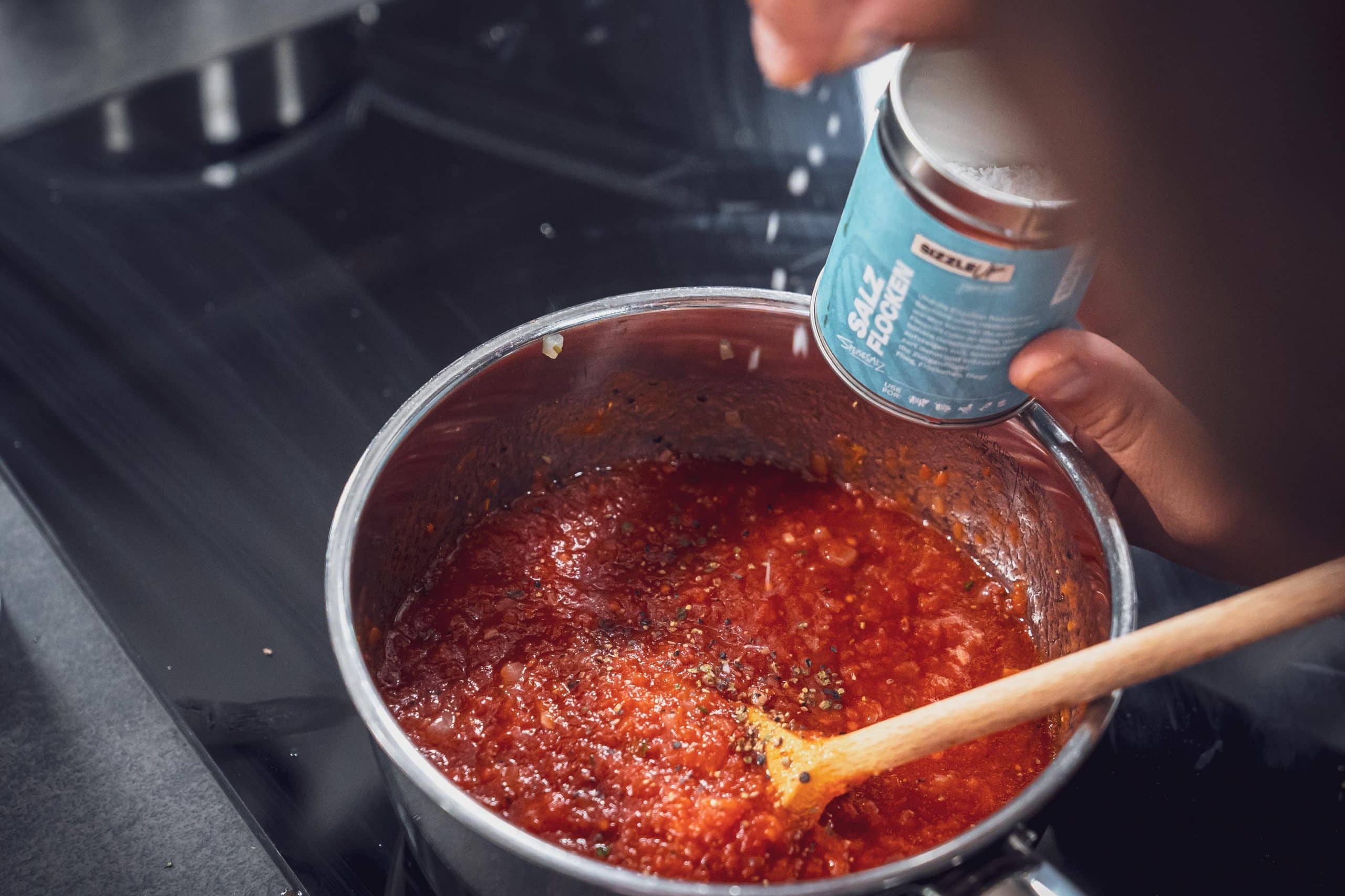 Tomatensauce mit Salz abschmecken