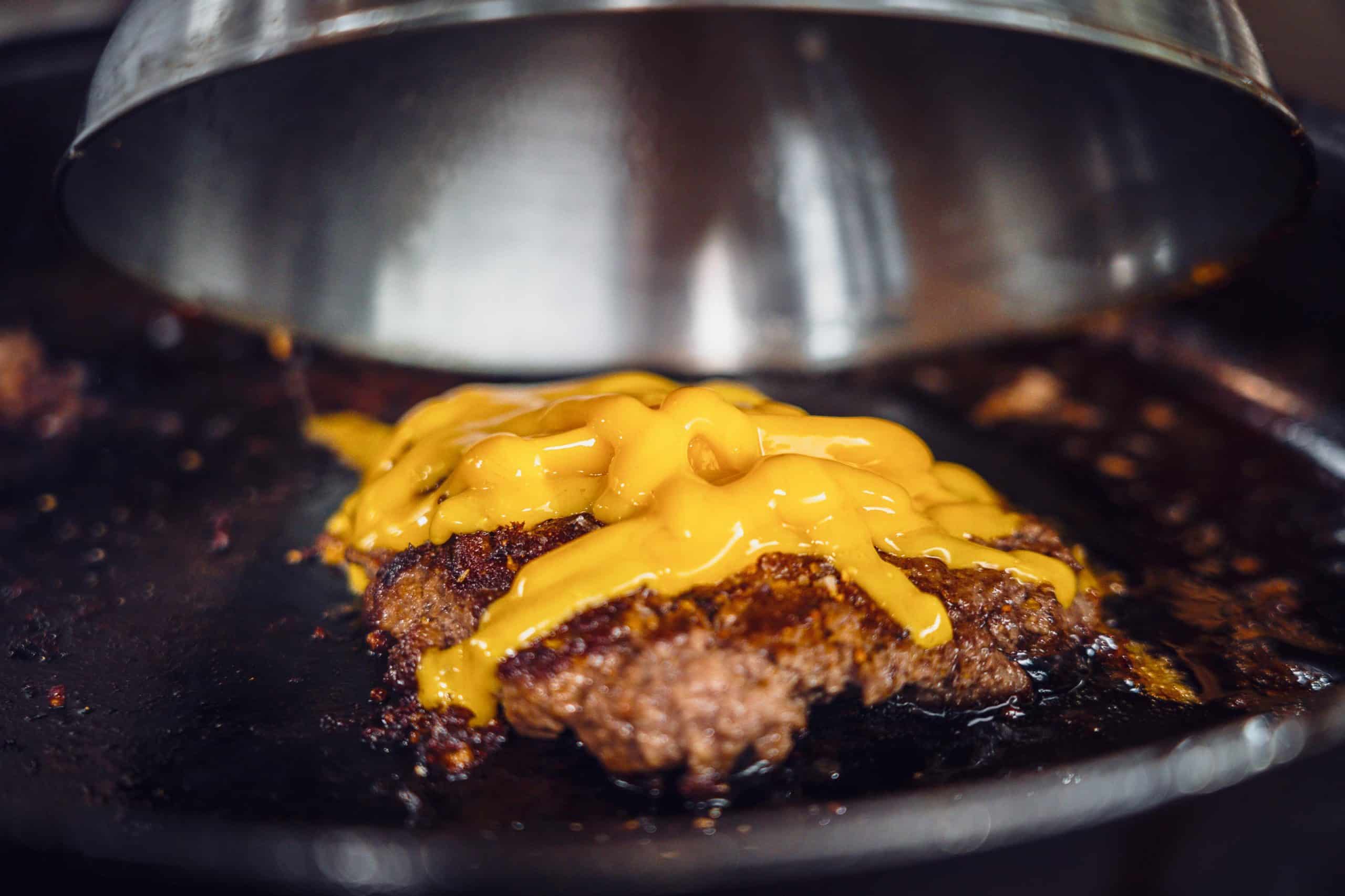Burger Glocke lässt Käse schmelzen