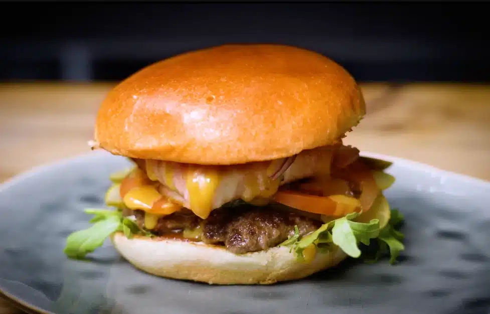 Burger mit Ziegenkäse im Baconmantel, Honig senf Soße, Rucola