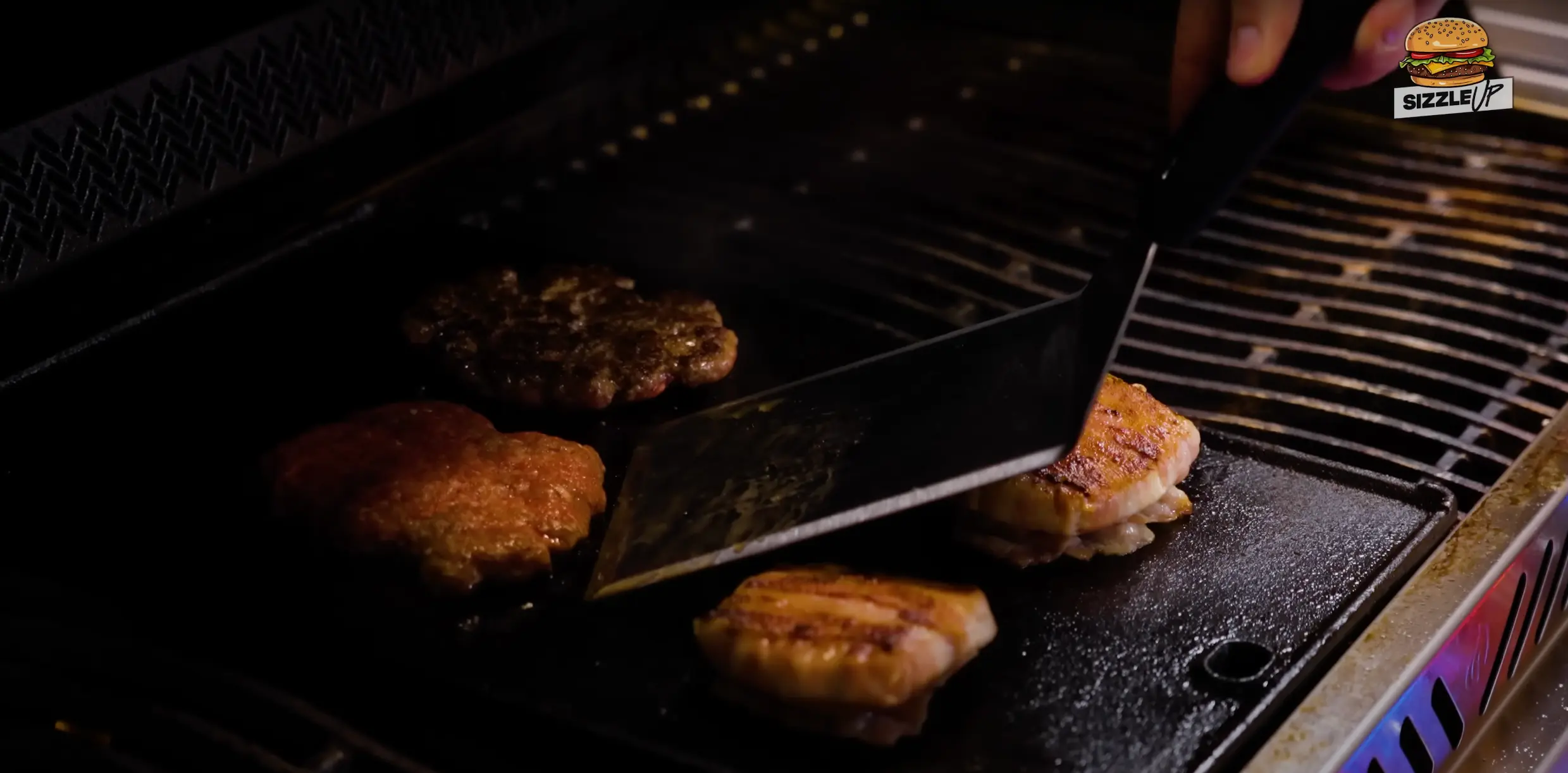 Rindfleisch-Patties und Ziegenkäse für Ziegenkäse Burger anbraten / angrillen