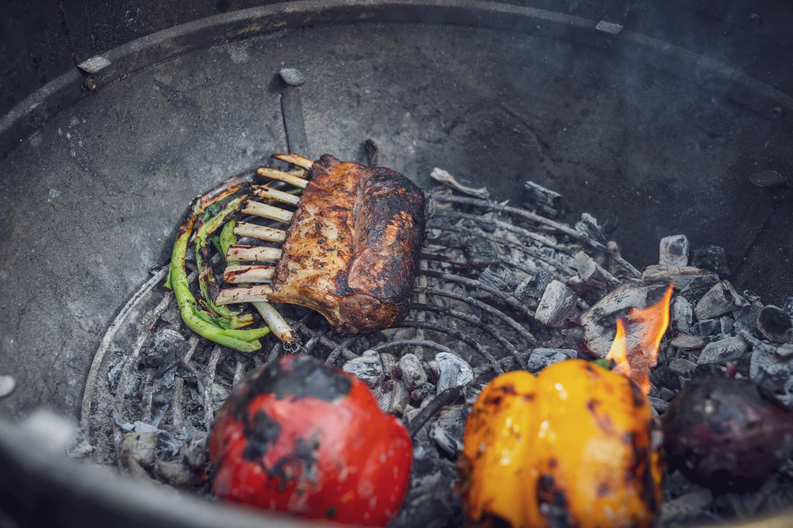 Cavemanstyle: Fleisch und Gemüse in der Kohle