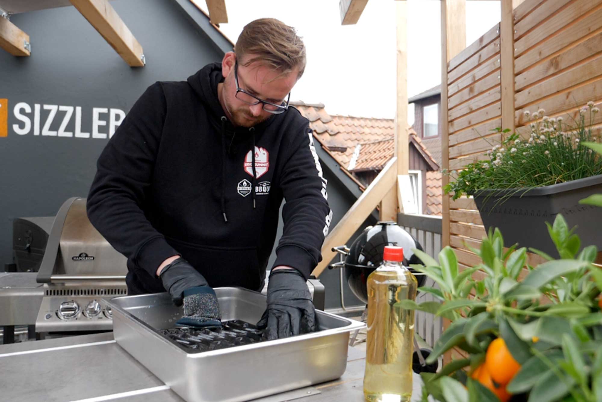 Julian reinigt einen Grillrost aus Gusseisen
