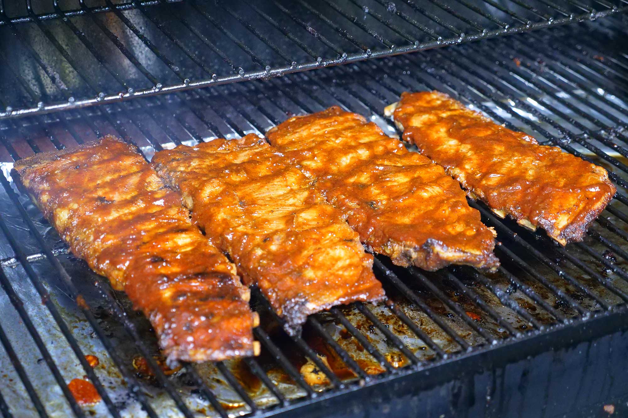 Spareribs liegen auf dem Smoker