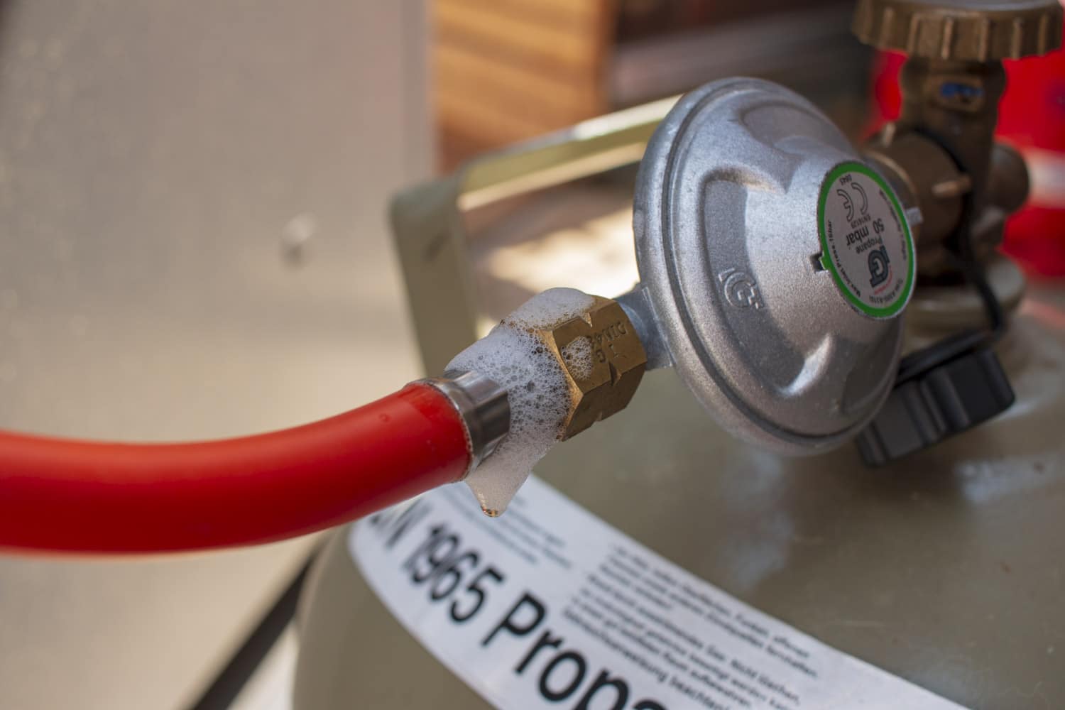 Gasgrill anmachen - mit dem Spüliwasser prüfen wir die Leitungen auf Dichtigkeit