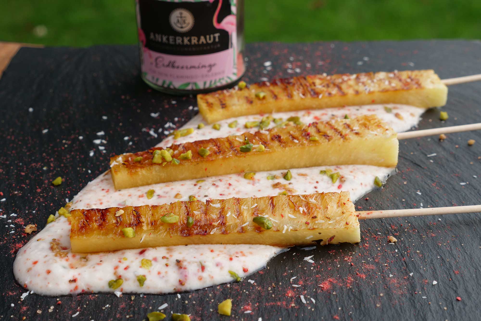 Gegrillte Ananasspieße mit Erdbeer-Joghurt