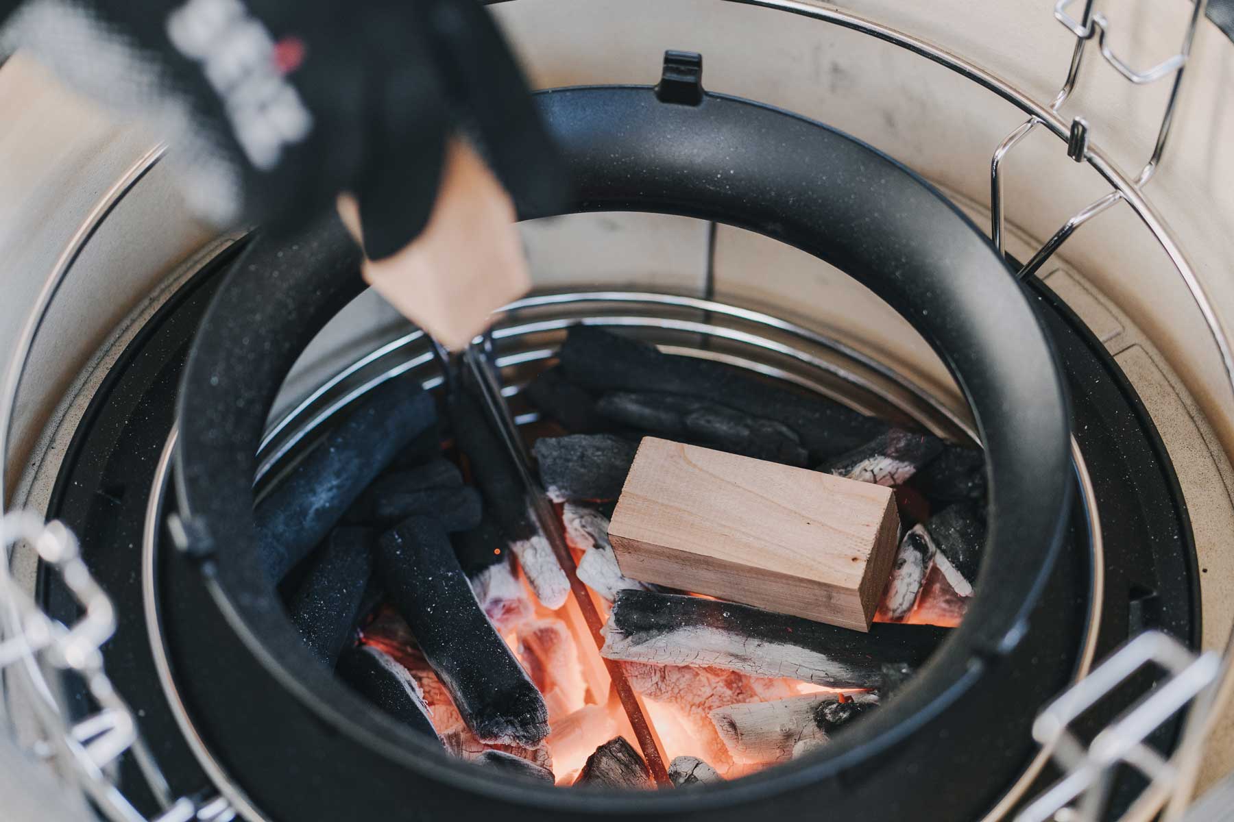 Glühende Kohle im Kamado Joe