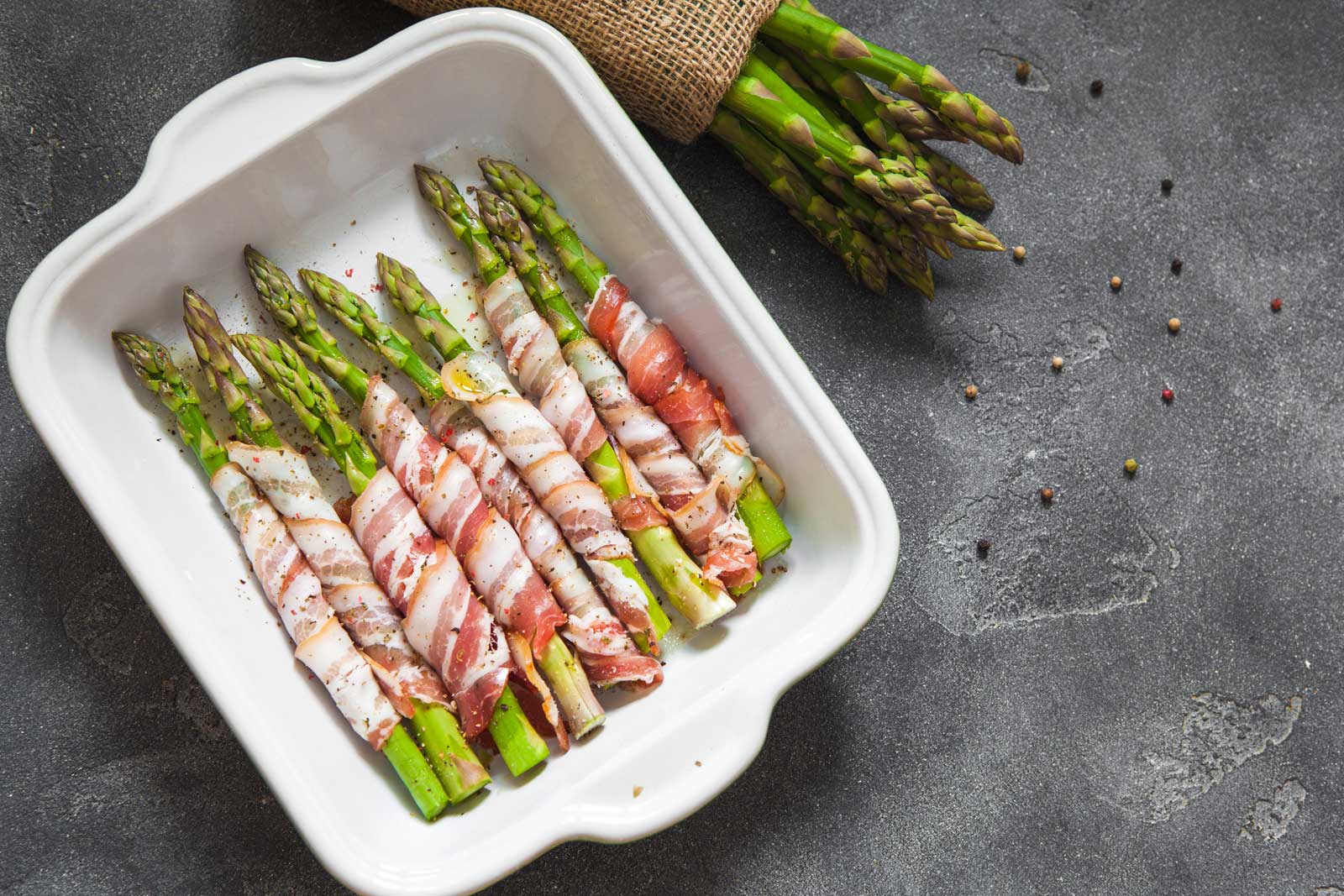 Grüner Spargel mit Bacon