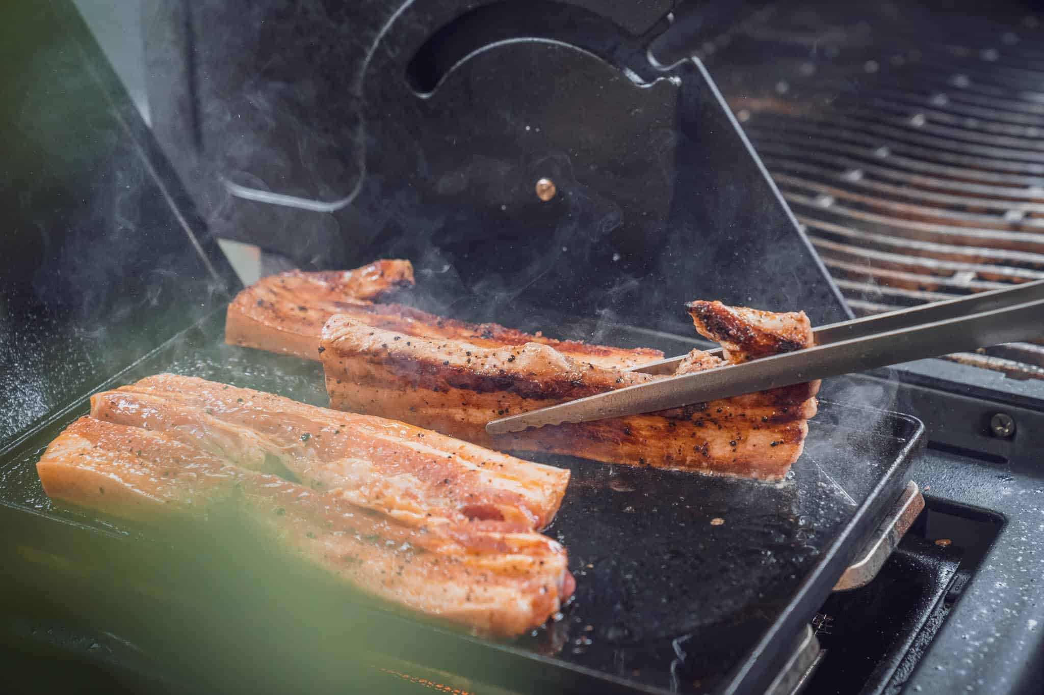 Plancha auf mit Bauchfleisch auf der Sizzle Zone