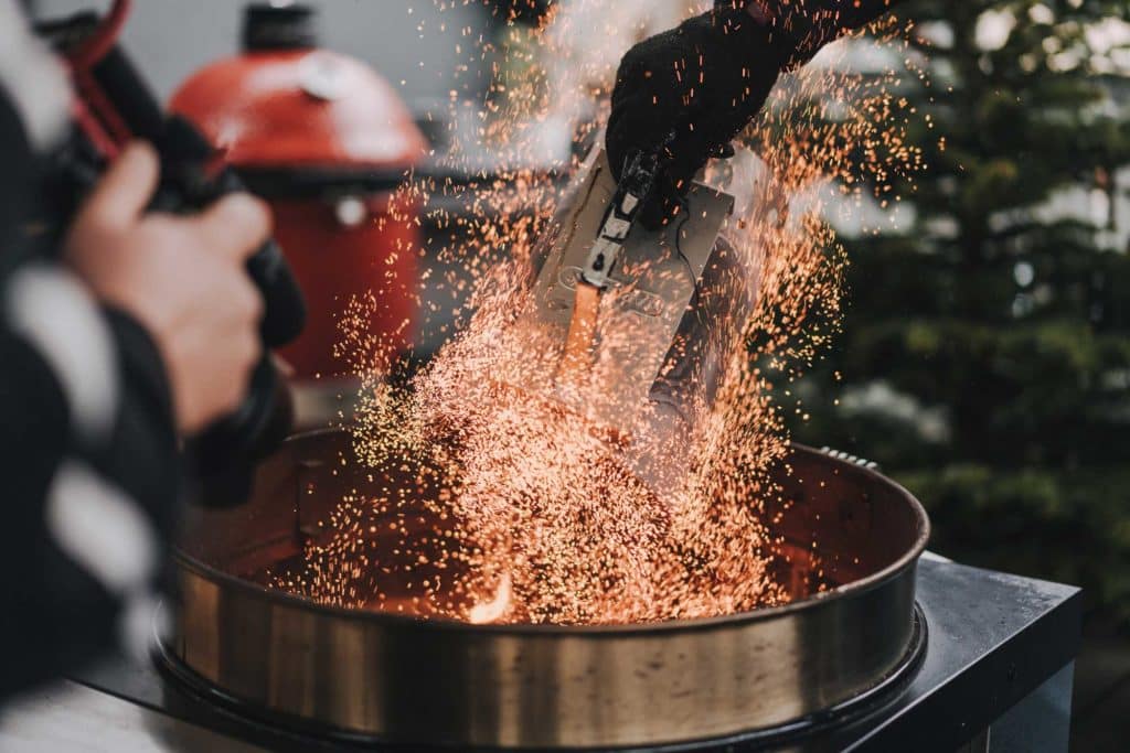 Glut in der Feuertonne