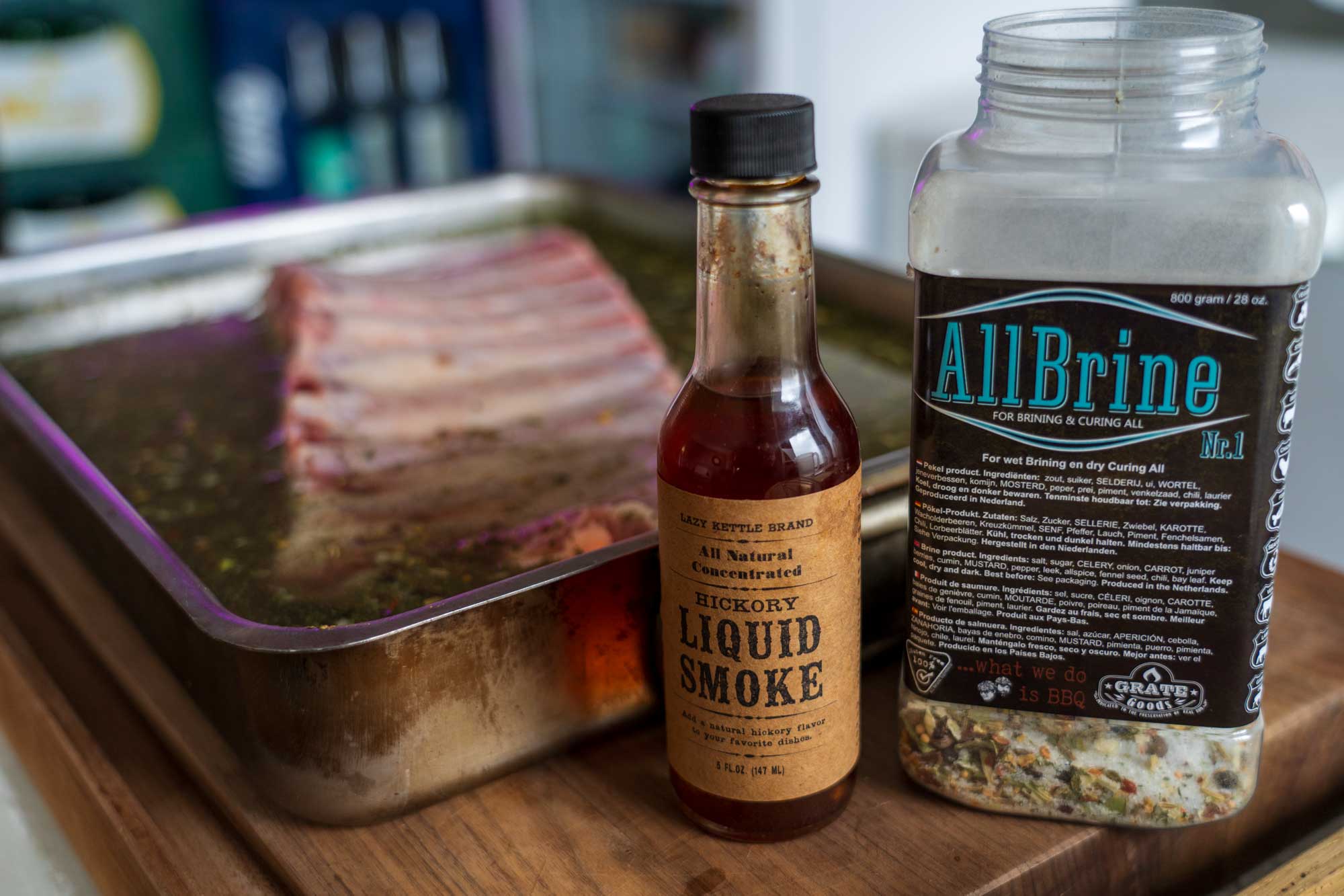Liquid Smoke, Allbrine und Rippchen auf einem Brett