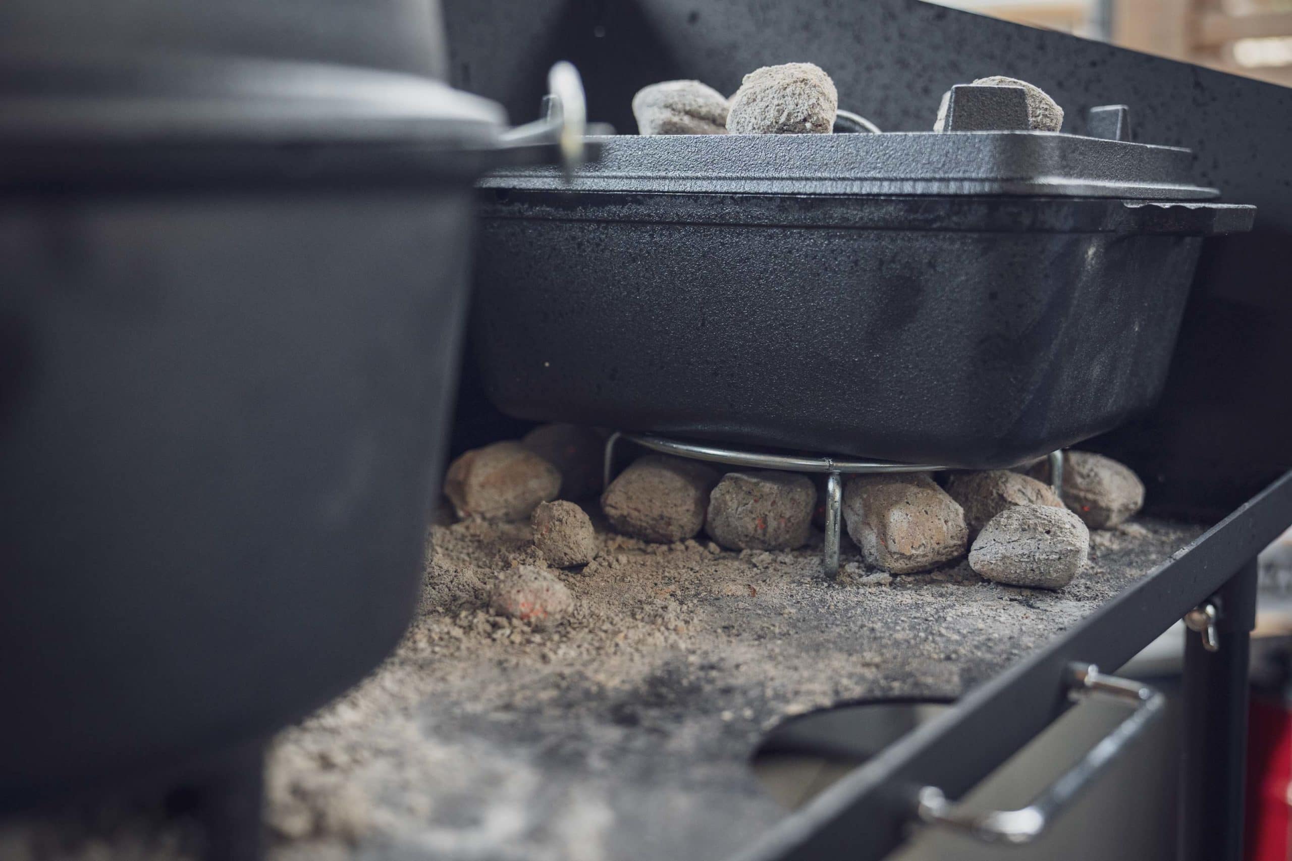 Dutch Oven ohne Füße auf Gestell