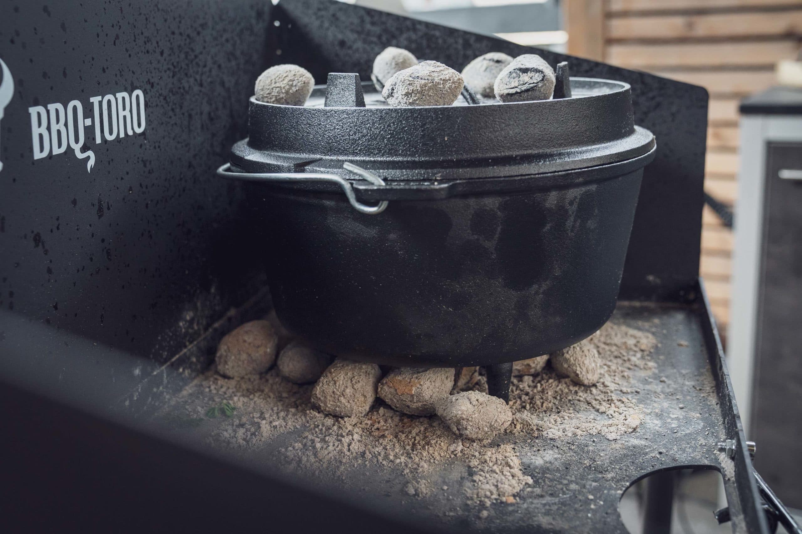 Briketts unter dem Dutch Oven und auf dem Deckel