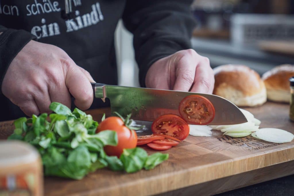 Das Santoku Messer schneidet Tomaten
