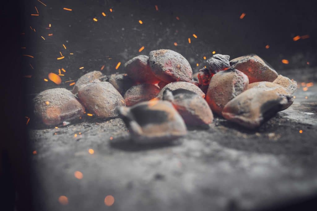 Heiße Kohlen auf dem Grill
