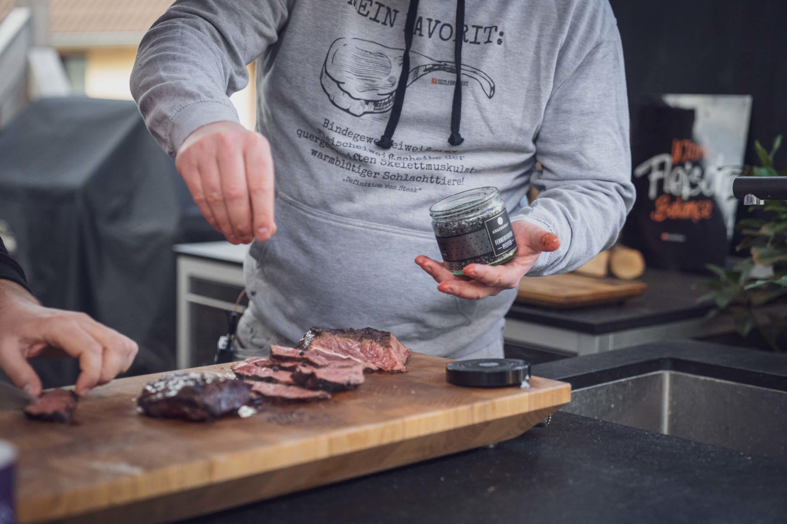 Das Smoke Sear Steak wird gewürzt