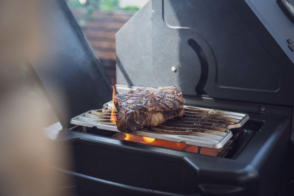 Das Steak liegt auf der direkten Zone des Grills
