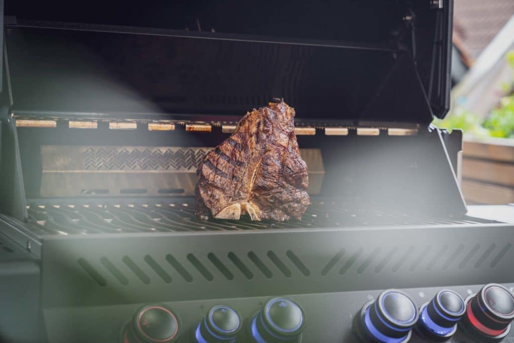 T-Bone Steak auf dem Gasgrill