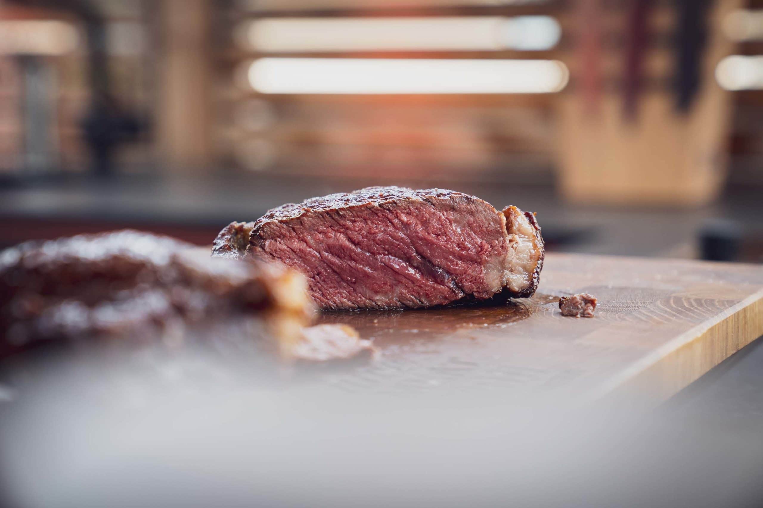 Aufgeschnittenes Ribeyesteak vom Grill