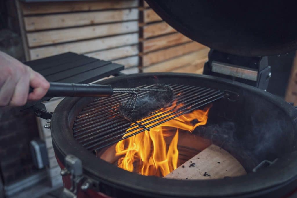 Grillrost mit Grillbürste reinigen