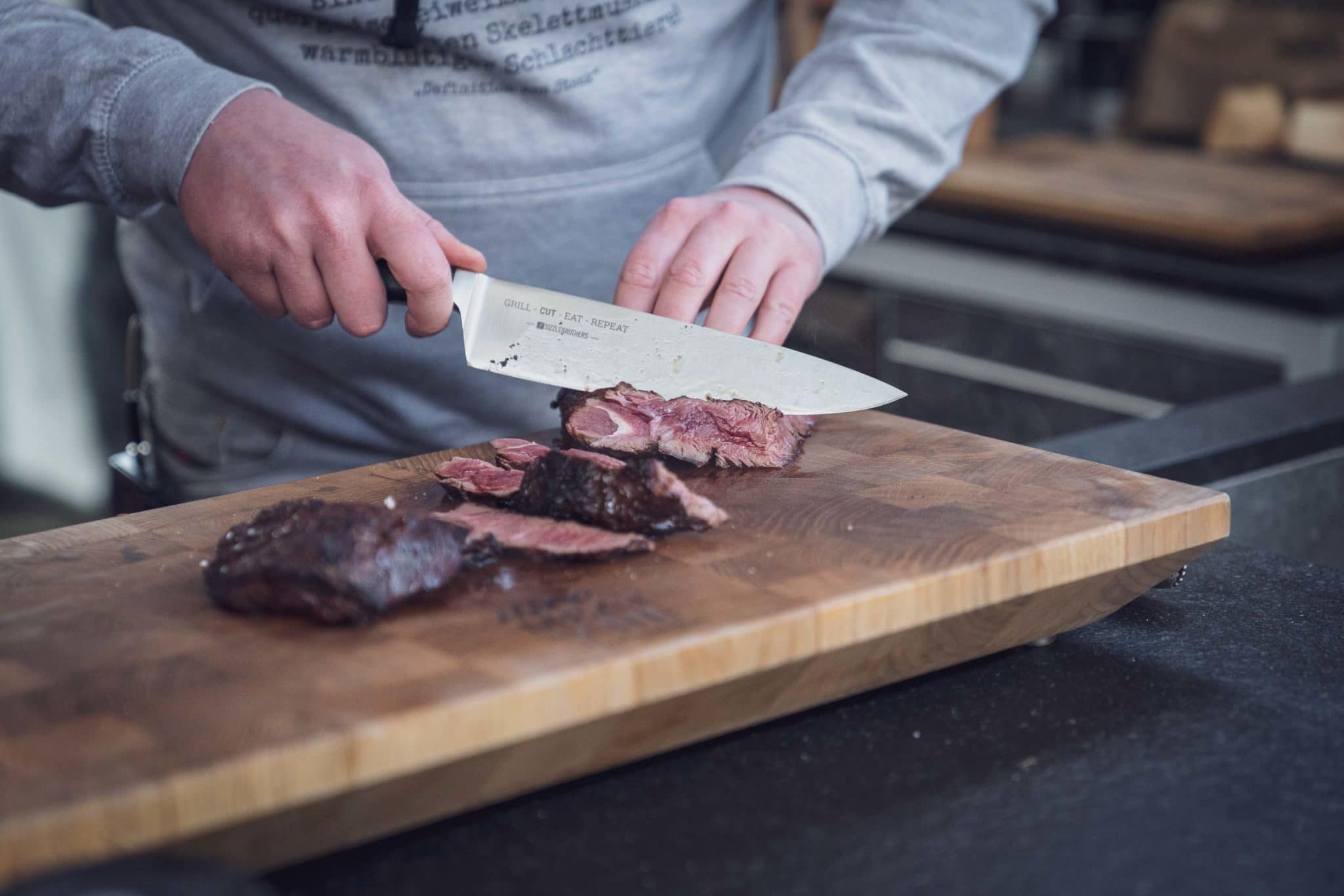 Julian schneidet das Steak auf