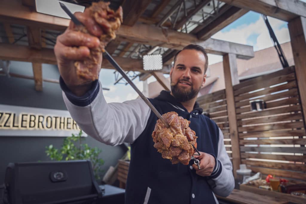 Das Fleisch auf den Spieß stecken